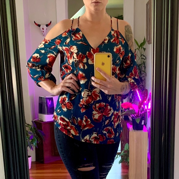 Floral strappy open shoulder shirt - Picture 2 of 10